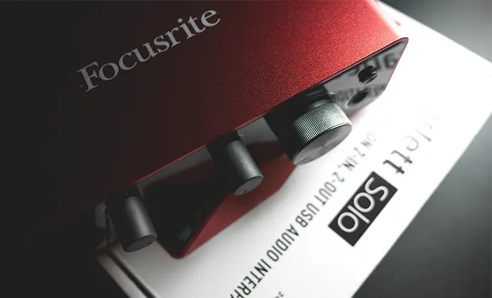 Focusrite Scarlett SOLO GEN3 รุ่นเริ่มต้นสำหรับคนทำงานเพลง อัดเสียง ทำรายการได้สบาย ในราคาเบาๆเพียง 4990 บาท